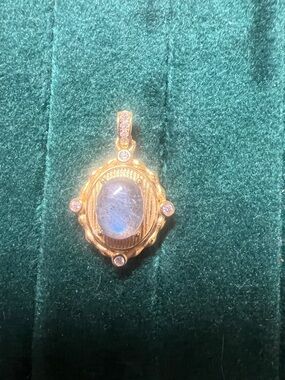 Gold-Frame Natural Blue Labradorite Pendant for Women